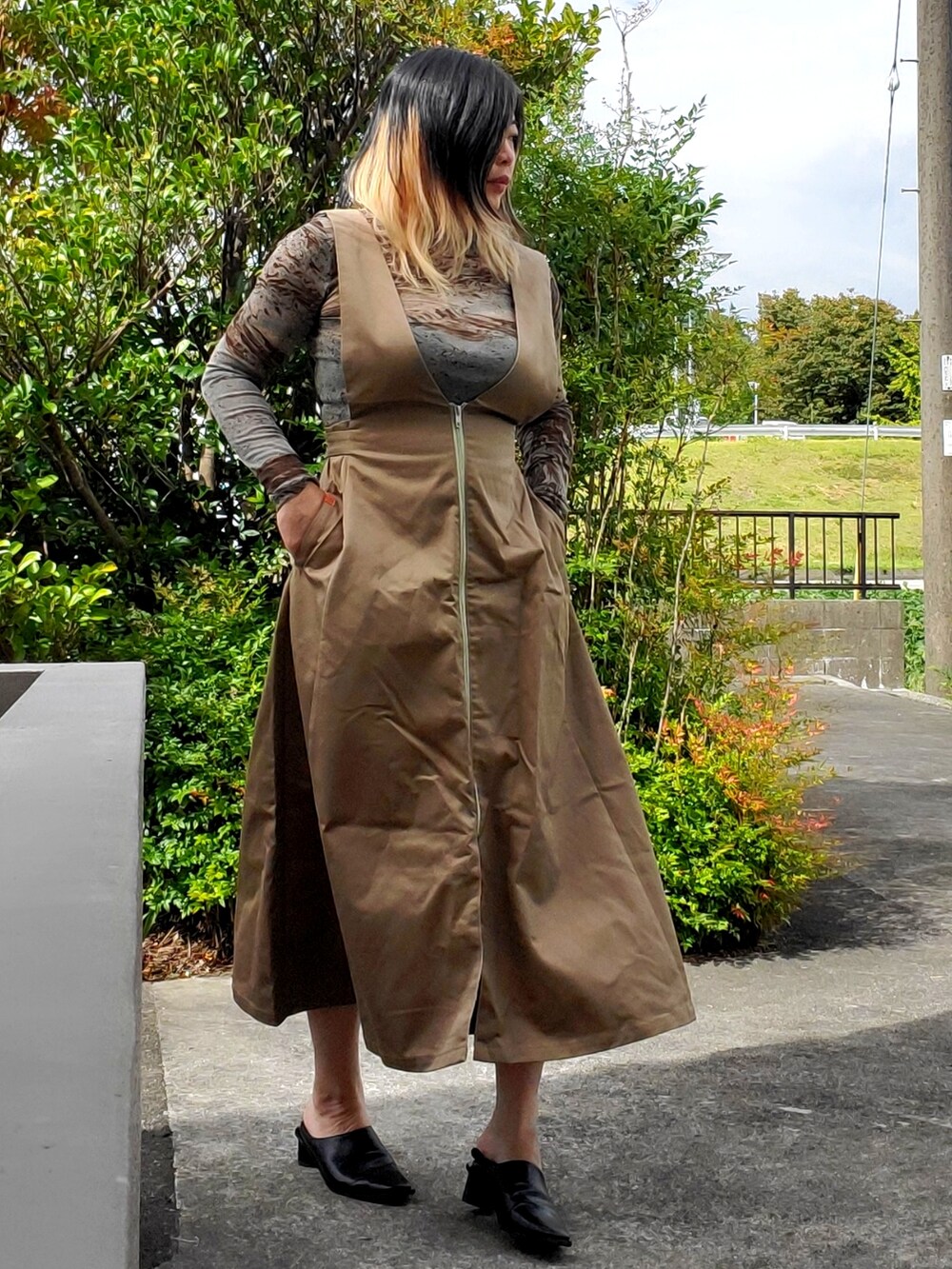 「秋ルック紹介するよ、universaloverall、AMERI、amerivintage、me+em select、Lian」｜「UNIVERSAL OVERALLのAMERI × universaloverall JUMPER SKIRT（スカート、ベージュ系）」を使った、茶みこさん（レディース・165cm）の秋コーディネートの3枚目の写真