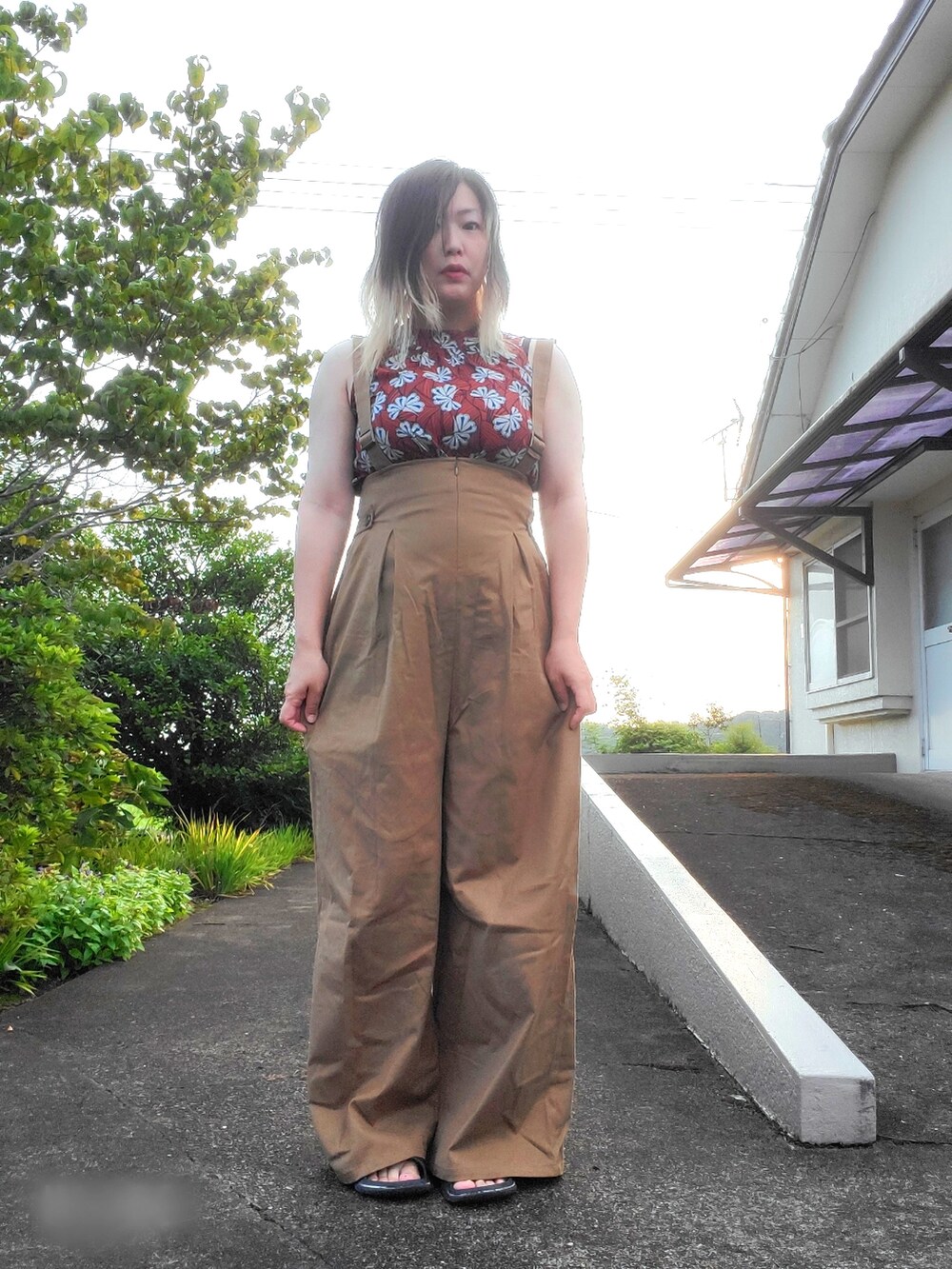 ブラウン系のシャツ/ブラウス、ブラウン系のブルゾン、ベージュ系のサロペット/オーバーオールを着用したレディースの夏コーディネートの4枚目の写真