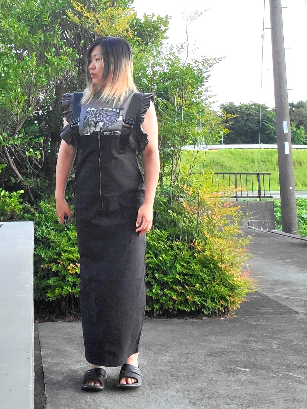 ブラック系のTシャツ/カットソー、ブラック系のスカートを着用したレディースの夏コーディネートの3枚目の写真