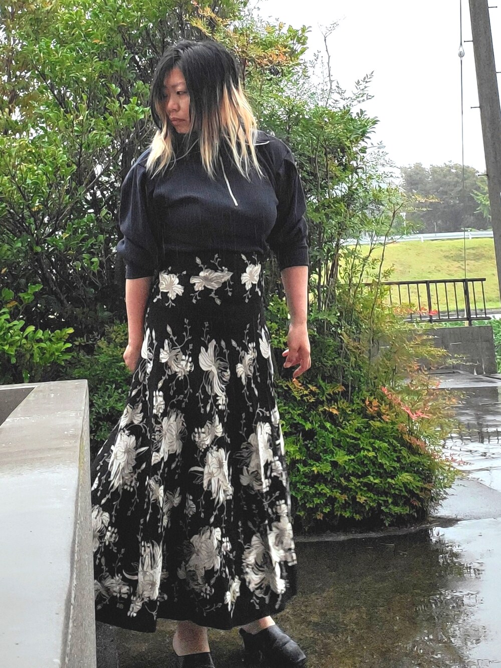 「秋ルック紹介するよ、AMERI、amerivintage、KBF、Lian、ハイウエスト、マキシスカート、ハーフジップ、ハイネック、ワントーンコーデ」｜「AmeriのOVER HIGH WAIST KNIT SKIRT（スカート、ベージュ系）」を使った、茶みこさん（レディース・165cm）の秋コーディネートの3枚目の写真