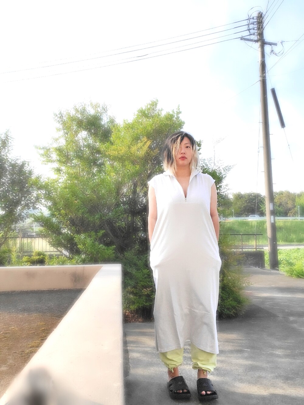 グレー系のワンピース、グリーン系のスウェットパンツを着用したレディースの夏コーディネートの2枚目の写真