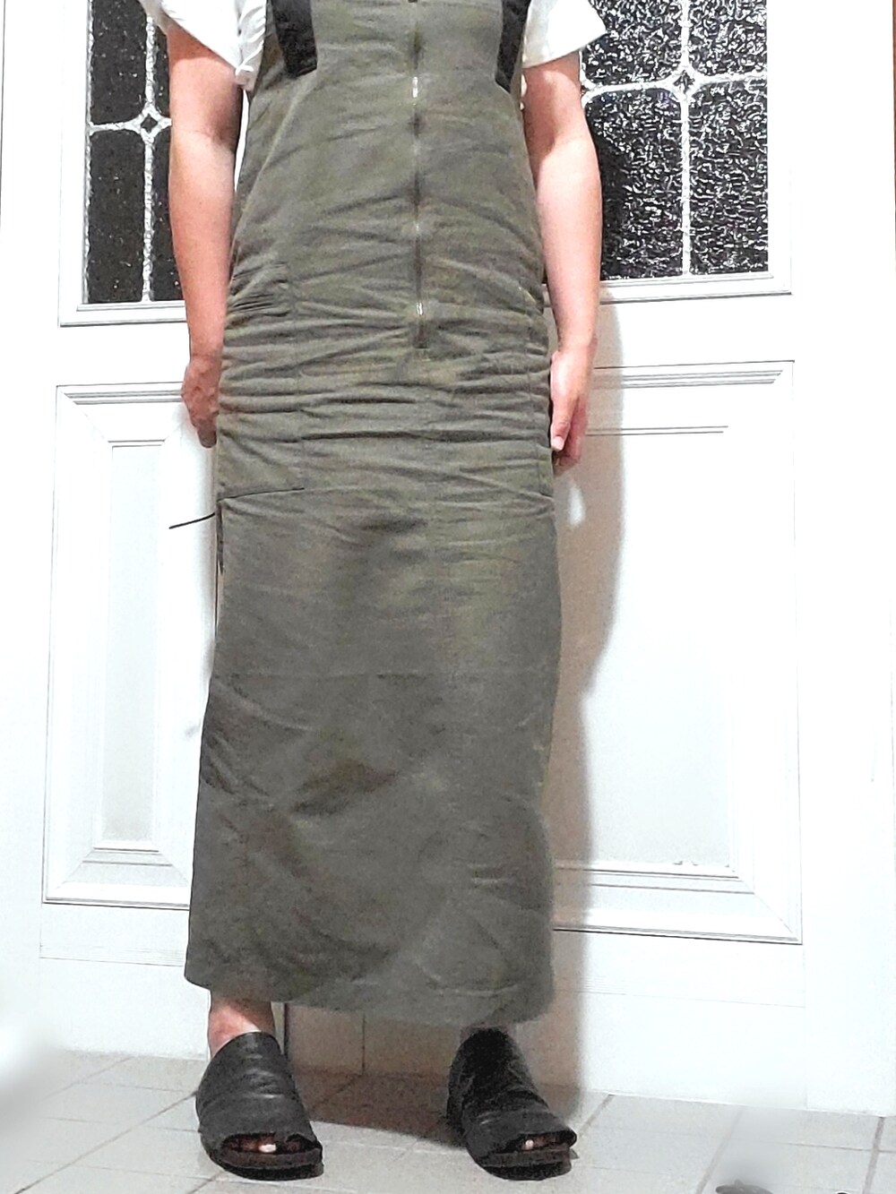 ブラック系のスカート、ホワイト系のTシャツ/カットソーを着用したレディースの秋コーディネートの2枚目の写真