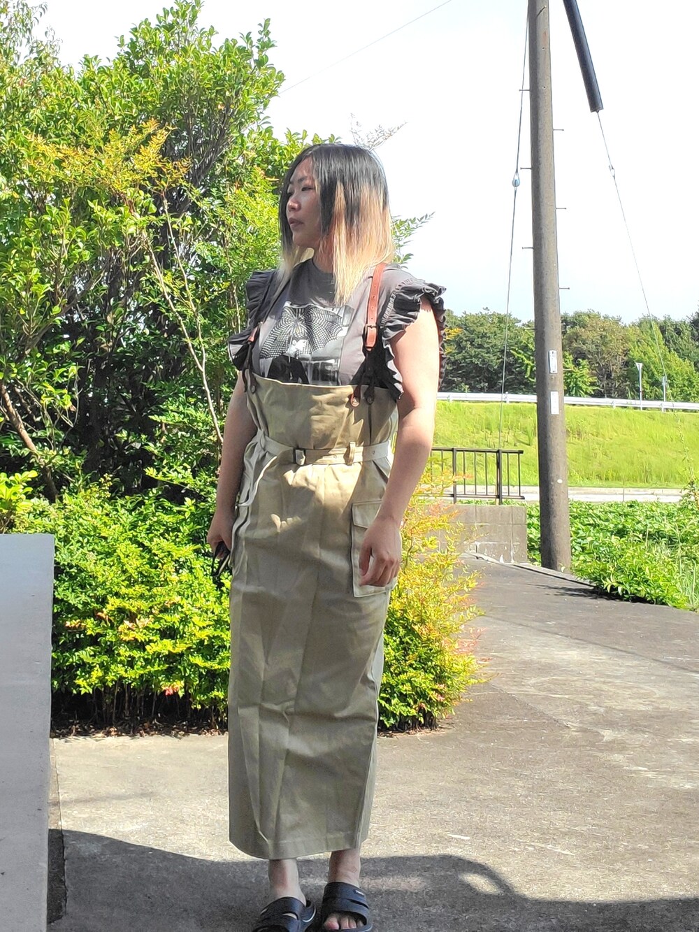 ブラック系のTシャツ/カットソー、ベージュ系のサロペット/オーバーオールを着用したレディースの夏コーディネートの2枚目の写真