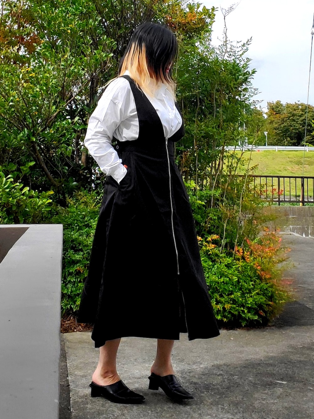 「秋ルック紹介するよ、universaloverall、AMERI、amerivintage、Lian、ジャンパースカート」｜「UNIVERSAL OVERALLのAMERI × universaloverall JUMPER SKIRT（スカート、ブラック系）」を使った、茶みこさん（レディース・165cm）の秋コーディネートの3枚目の写真