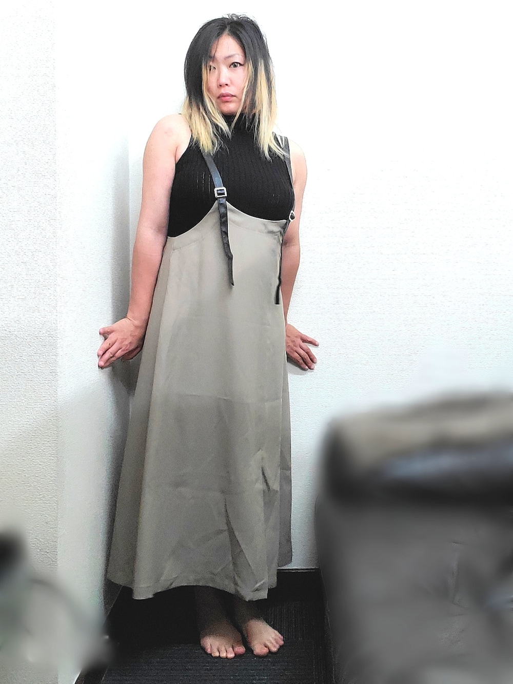 ブラウン系のジャンパースカート、ブラック系のニット/セーターを着用したレディースの秋コーディネートの3枚目の写真