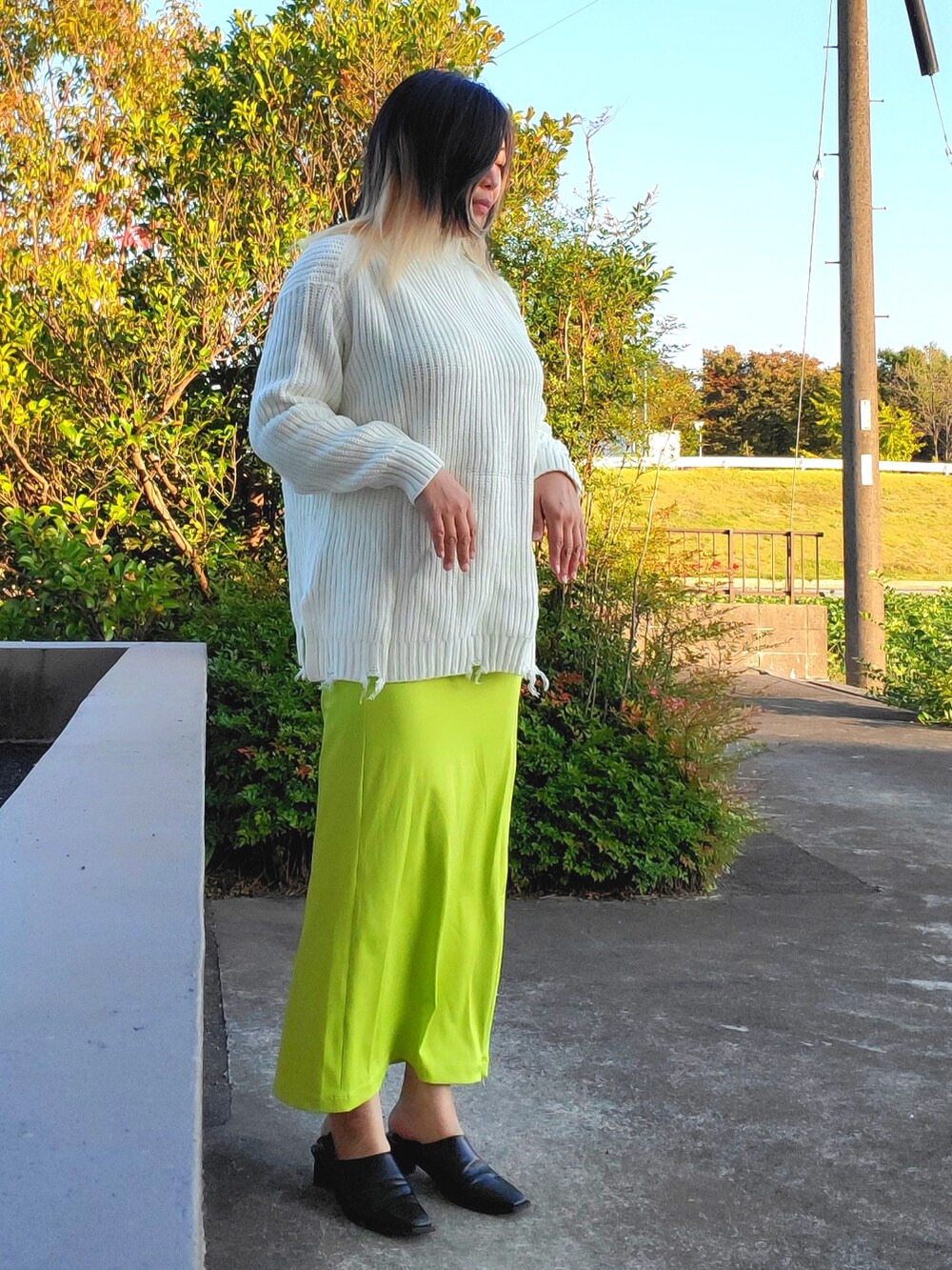 「WEARハロウィン2022、PAGEBOY、FRAY I.D、Lian、ニット、ダメージニット」｜「LIANのスクエアトゥブーティ（パンプス、ブラック系）」を使った、茶みこさん（レディース・165cm）の秋コーディネートの2枚目の写真
