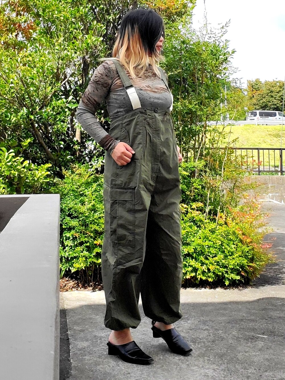 ブルー系のその他パンツ、ブラック系のパンプス、グリーン系のTシャツ/カットソーを着用したレディースの秋コーディネートの4枚目の写真