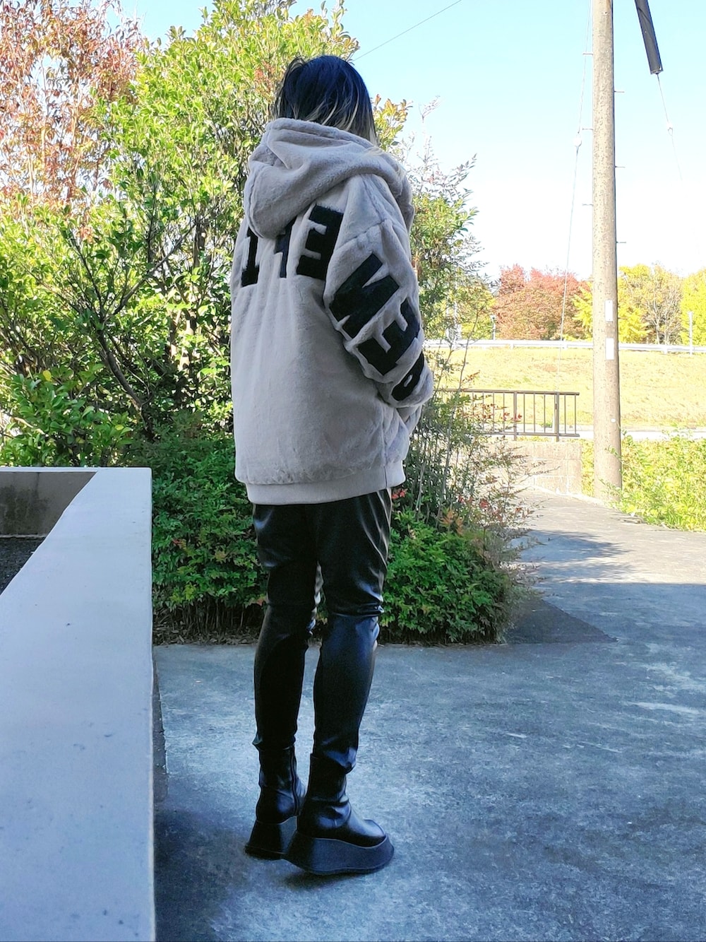 ブラック系のデニムパンツ、ブラック系のスリッポンを着用したレディースの秋コーディネートの3枚目の写真