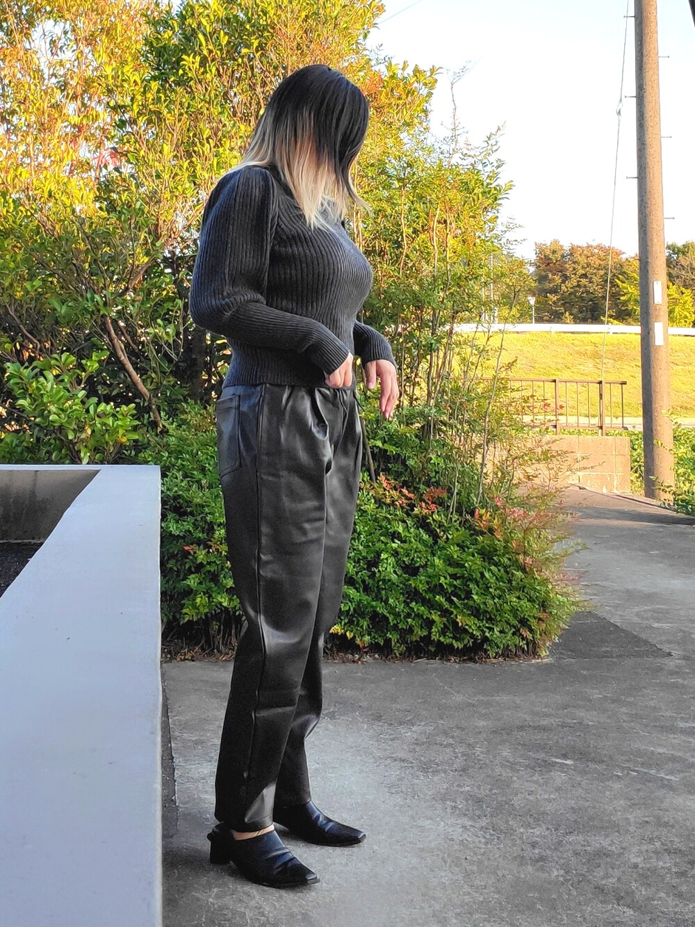 グレー系のその他パンツ、ブラック系のシューズ、ブラック系のニット/セーターを着用したレディースの秋コーディネートの2枚目の写真