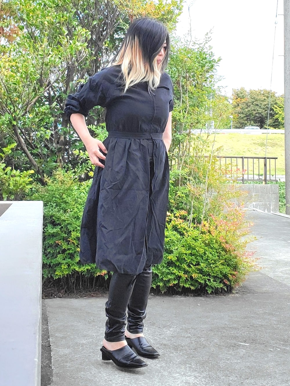 ブラック系のパンプス、ブラック系のその他パンツ、ブラック系のジャケット/アウターを着用したレディースの秋コーディネートの3枚目の写真