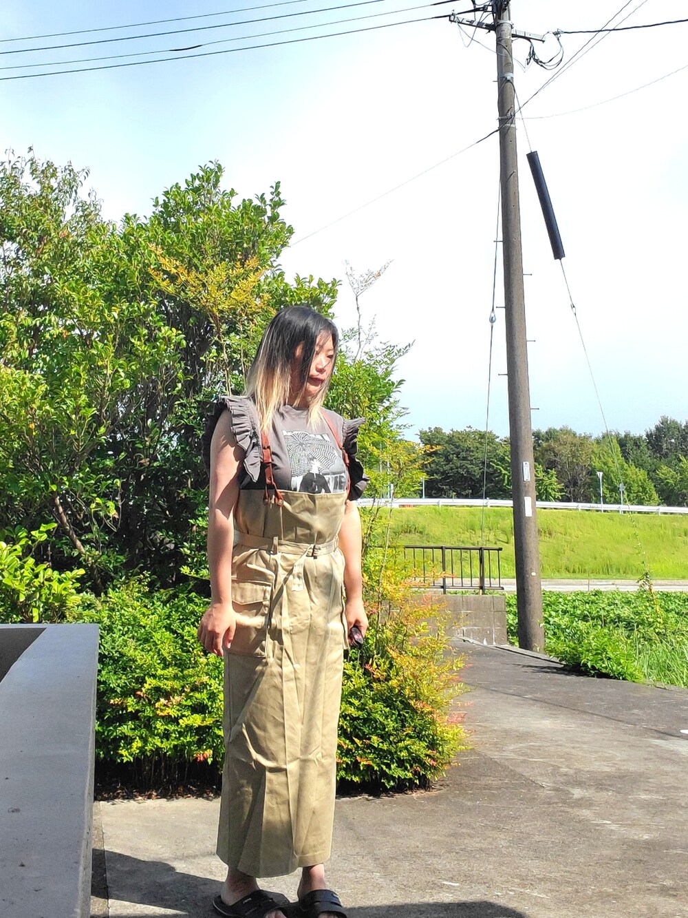 ブラック系のTシャツ/カットソー、ベージュ系のサロペット/オーバーオールを着用したレディースの夏コーディネートの3枚目の写真