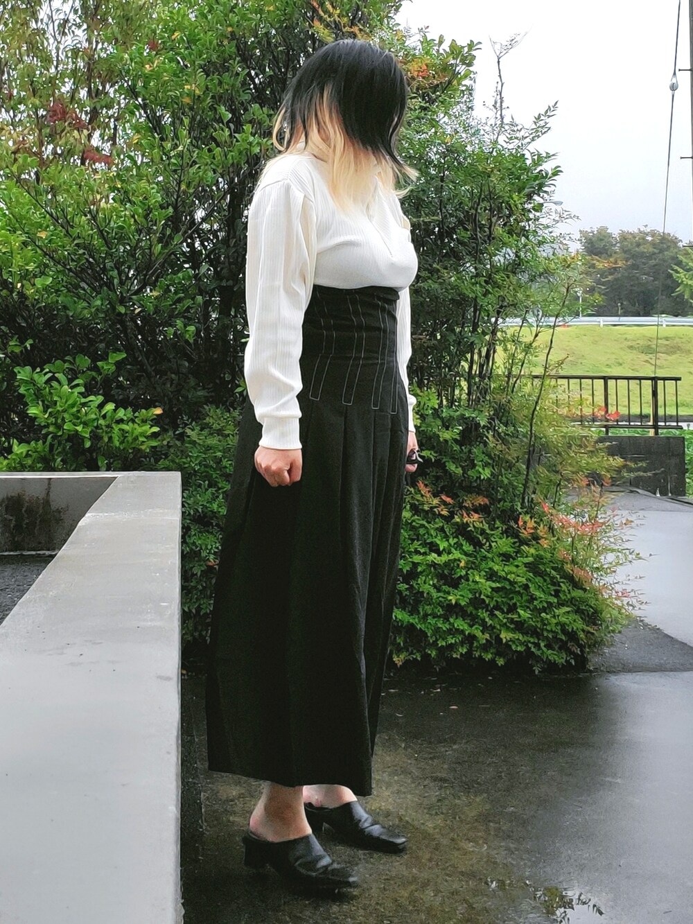 「AMERI、amerivintage、KBF、Lian、モノトーン、ハーフジップ」｜「LIANのスクエアトゥブーティ（パンプス、ブラック系）」を使った、茶みこさん（レディース・165cm）の秋コーディネートの4枚目の写真