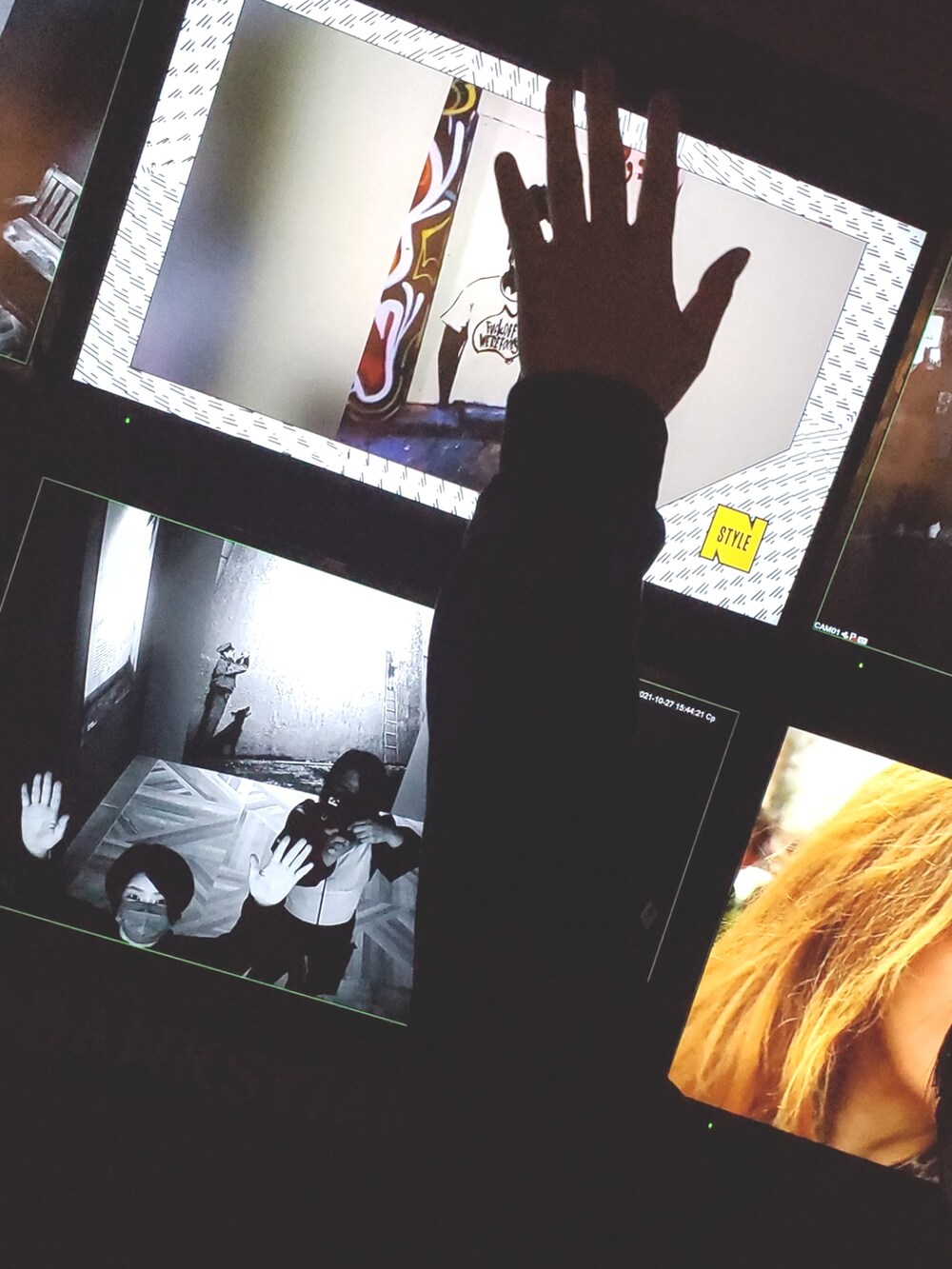 ブラック系のカーディガン/ボレロ、ブラック系のその他パンツ、グレー系のスニーカーを着用したレディースの夏コーディネートの3枚目の写真