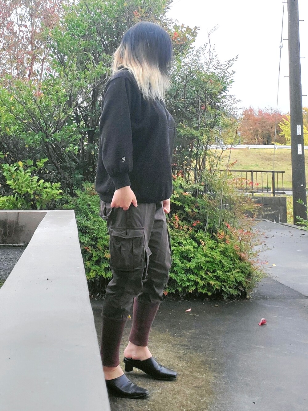 グリーン系のカーゴパンツ、ブラック系のパンプスを着用したレディースの秋コーディネートの3枚目の写真