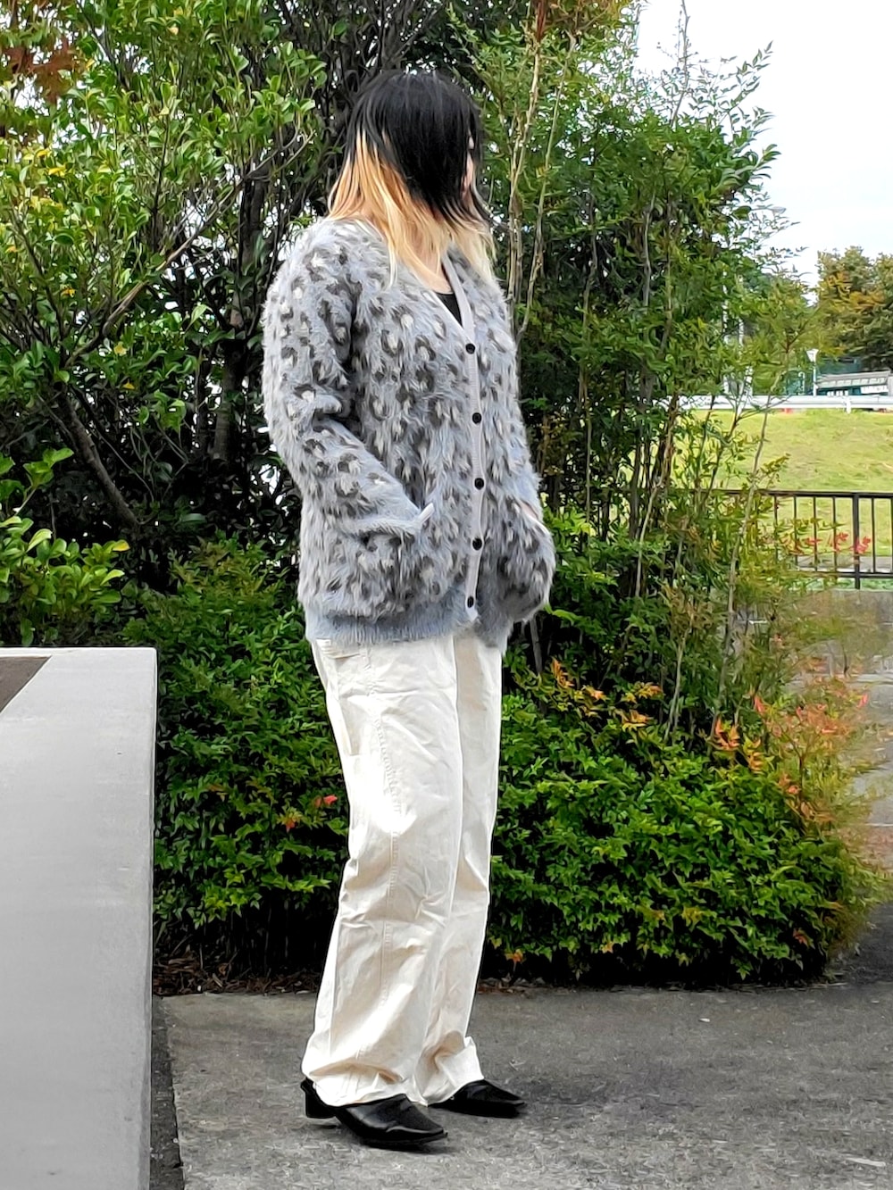 グレー系のカーディガン/ボレロ、ホワイト系のカーゴパンツ、ブラック系のパンプスを着用したレディースの秋コーディネートの3枚目の写真