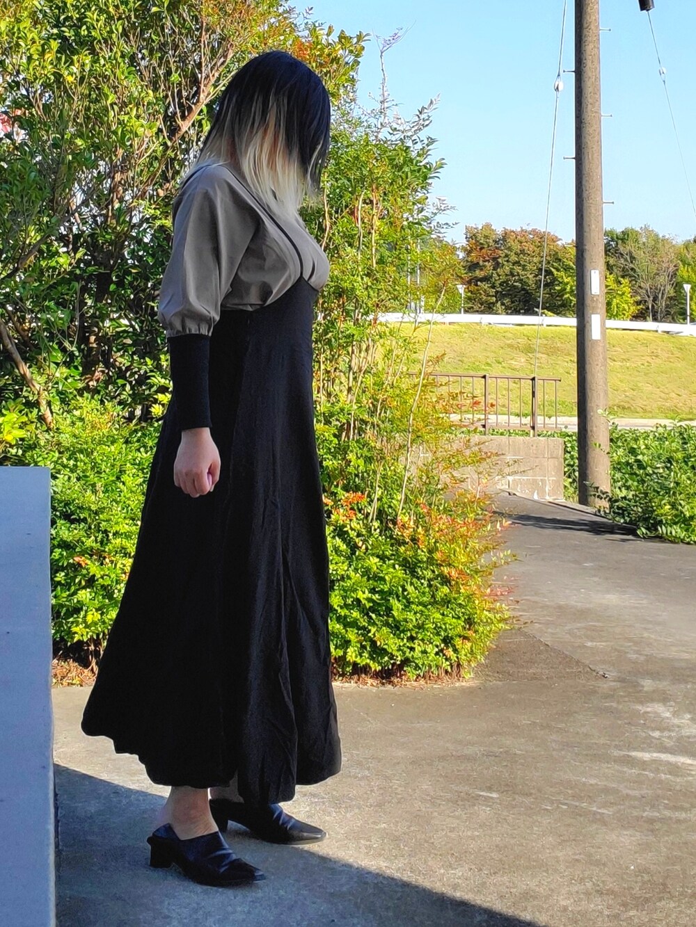 「WEARハロウィン2022、urban research sonny label、OSMOSIS、Lian」｜「URBAN RESEARCH Sonny Labelのリネン混サス付きフレアワンピース（ワンピース、ブラック系）」を使った、茶みこさん（レディース・165cm）の秋コーディネートの2枚目の写真