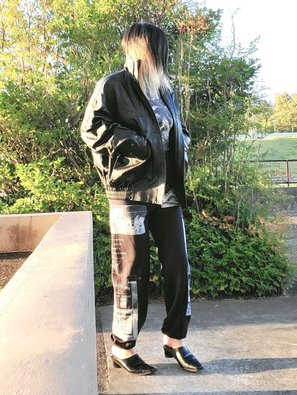 「モノトーン、ストリート、FREAK’Ｓ STORE、RNA、Lian、スウェット、レザー、ブルゾン」｜「LIANのスクエアトゥブーティ（パンプス、ブラック系）」を使った、茶みこさん（レディース・165cm）の秋コーディネートの2枚目の写真