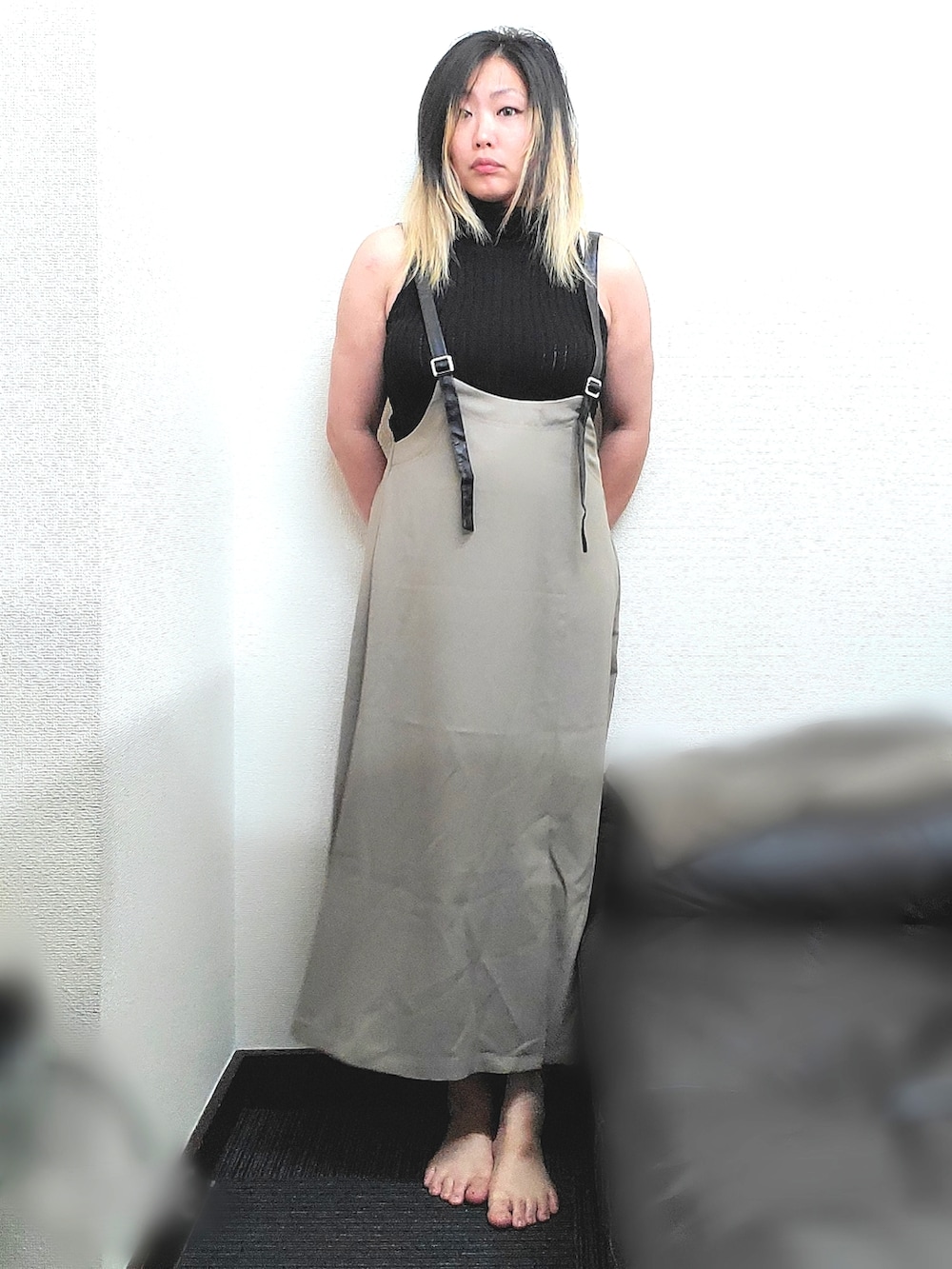 ブラウン系のジャンパースカート、ブラック系のニット/セーターを着用したレディースの秋コーディネートの4枚目の写真