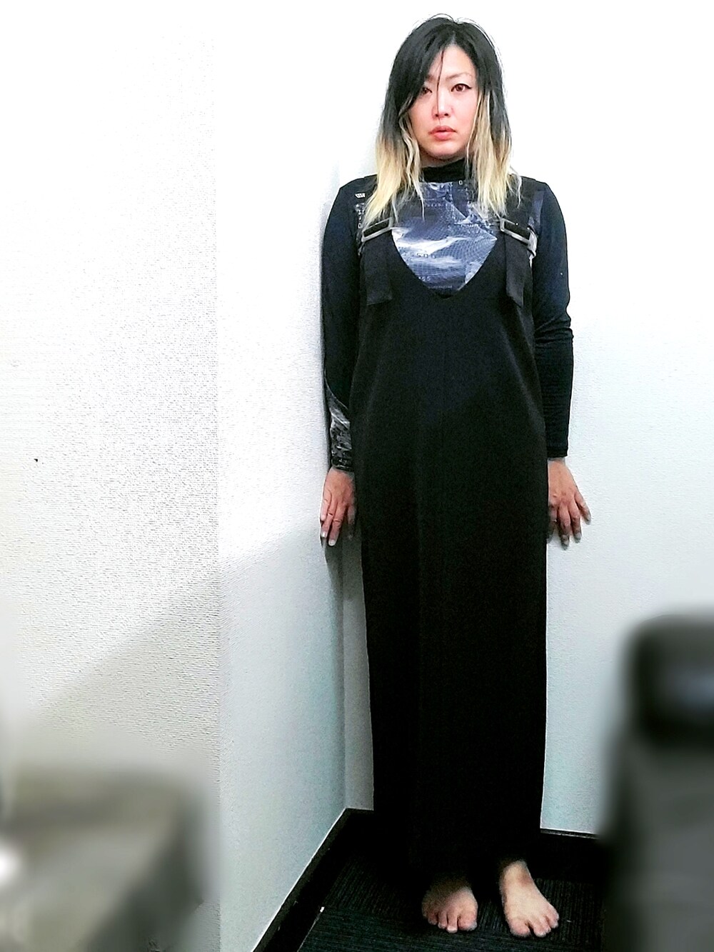 ブラック系のジャンパースカート、ホワイト系のTシャツ/カットソーを着用したレディースの秋コーディネートの4枚目の写真