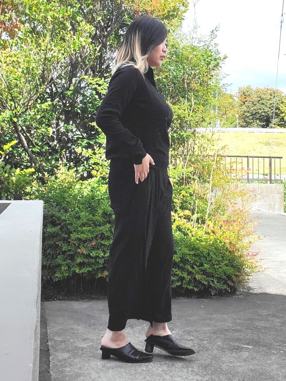 ブラック系のカーディガン/ボレロ、ブラック系のパンプス、ブラック系のその他パンツを着用したレディースの秋コーディネートの2枚目の写真