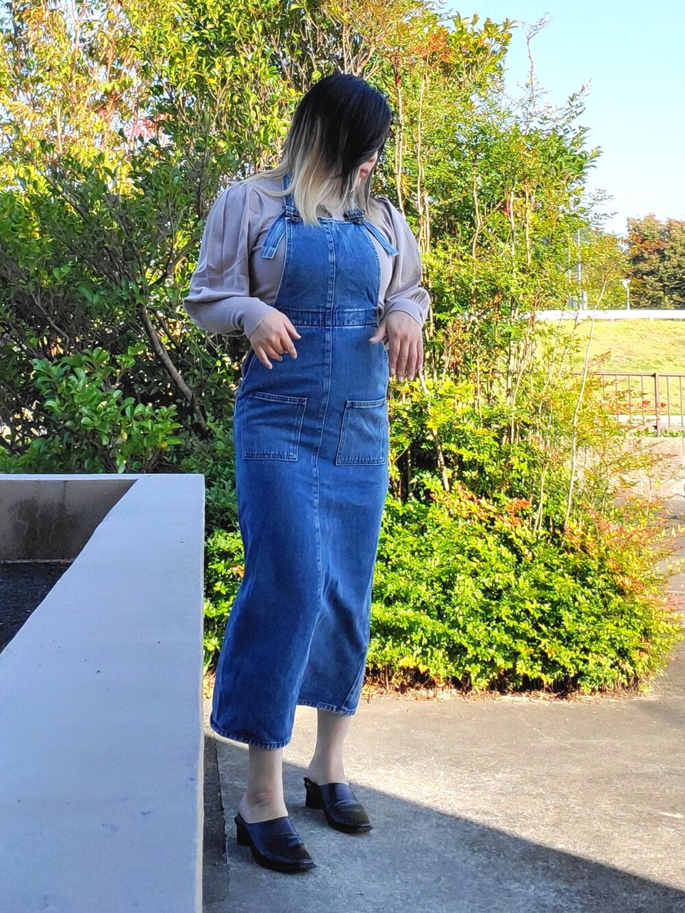 「デニム、WEARハロウィン2022、URBAN RESEARCH DOORS、Lee×DOORS、epimi épimmy、Lian」｜「LIANのスクエアトゥブーティ（パンプス、ブラック系）」を使った、茶みこさん（レディース・165cm）の秋コーディネートの2枚目の写真