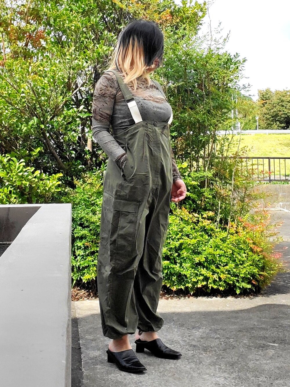 ブルー系のその他パンツ、ブラック系のパンプス、グリーン系のTシャツ/カットソーを着用したレディースの秋コーディネートの3枚目の写真