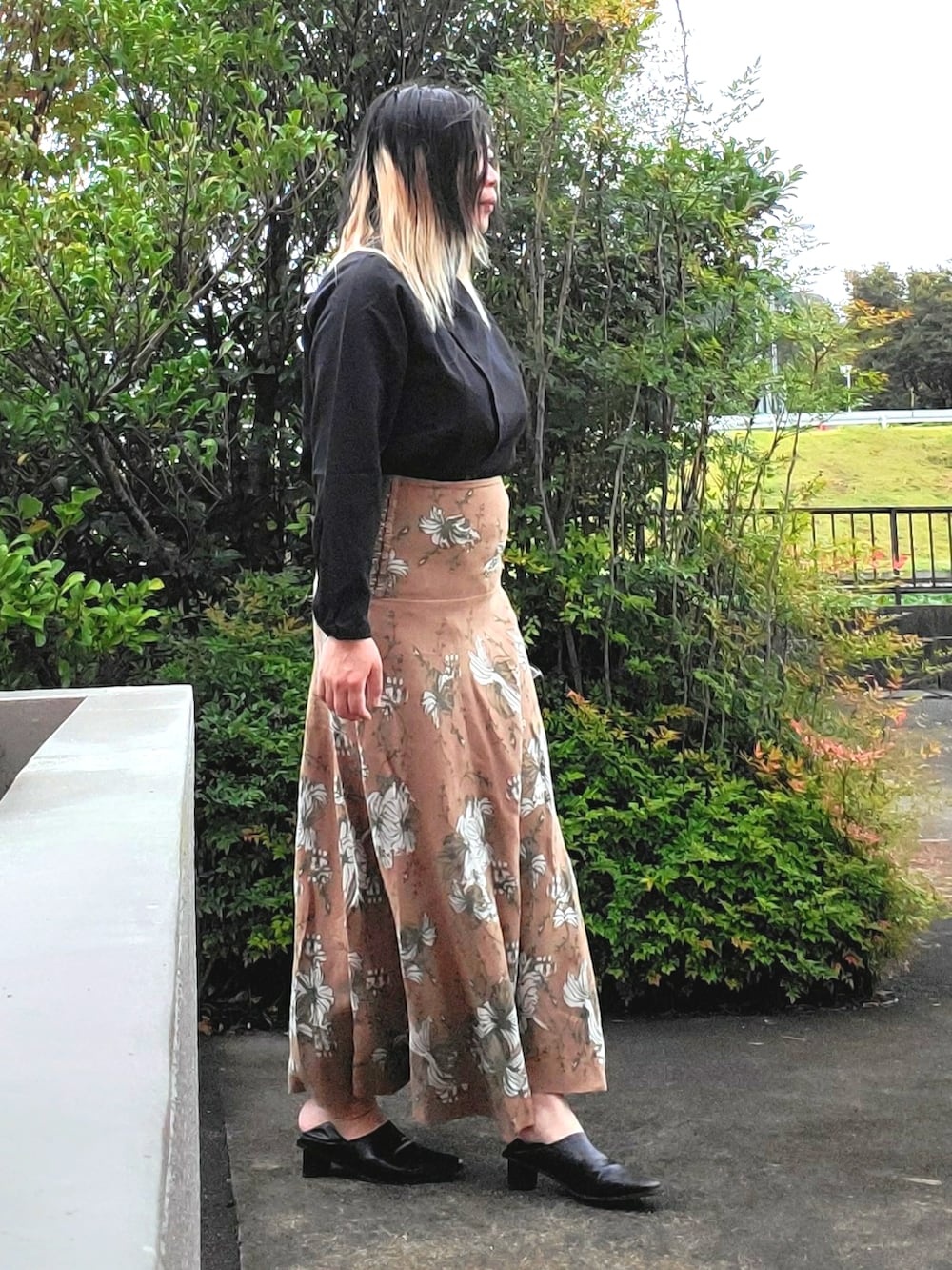 ブラック系のシャツ/ブラウス、ベージュ系のスカート、ブラック系のパンプスを着用したレディースの秋コーディネートの3枚目の写真