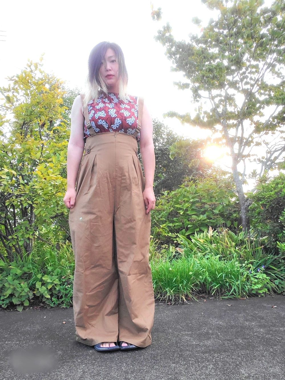 ブラウン系のシャツ/ブラウス、ブラウン系のブルゾン、ベージュ系のサロペット/オーバーオールを着用したレディースの夏コーディネートの5枚目の写真