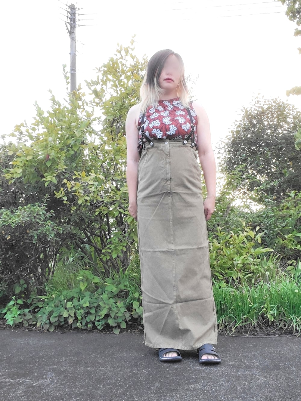 グリーン系のシャツ/ブラウス、ベージュ系のワンピースを着用したレディースの夏コーディネートの3枚目の写真