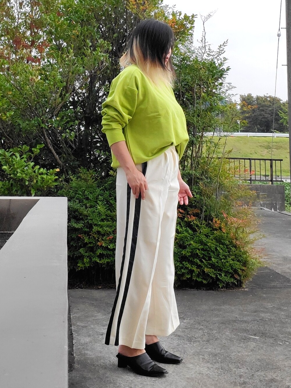 「KBF、Lian、ラインパンツ」｜「KBFのサイドラインスラックス（スラックス、ホワイト系）」を使った、茶みこさん（レディース・165cm）の秋コーディネートの4枚目の写真