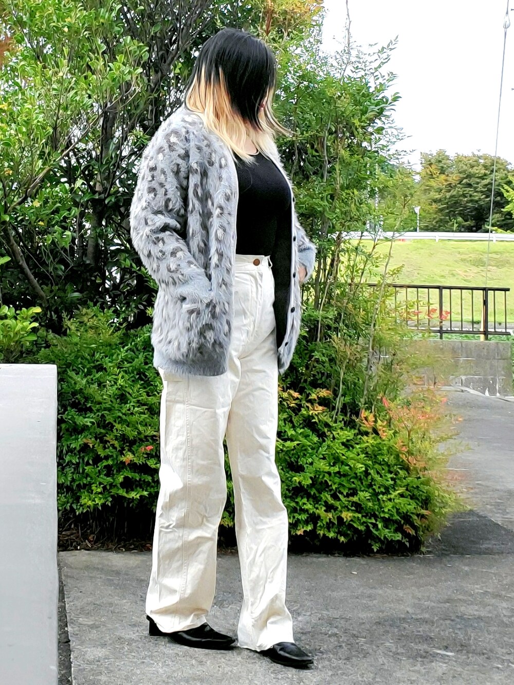 グレー系のカーディガン/ボレロ、ホワイト系のカーゴパンツ、ブラック系のパンプスを着用したレディースの秋コーディネートの5枚目の写真