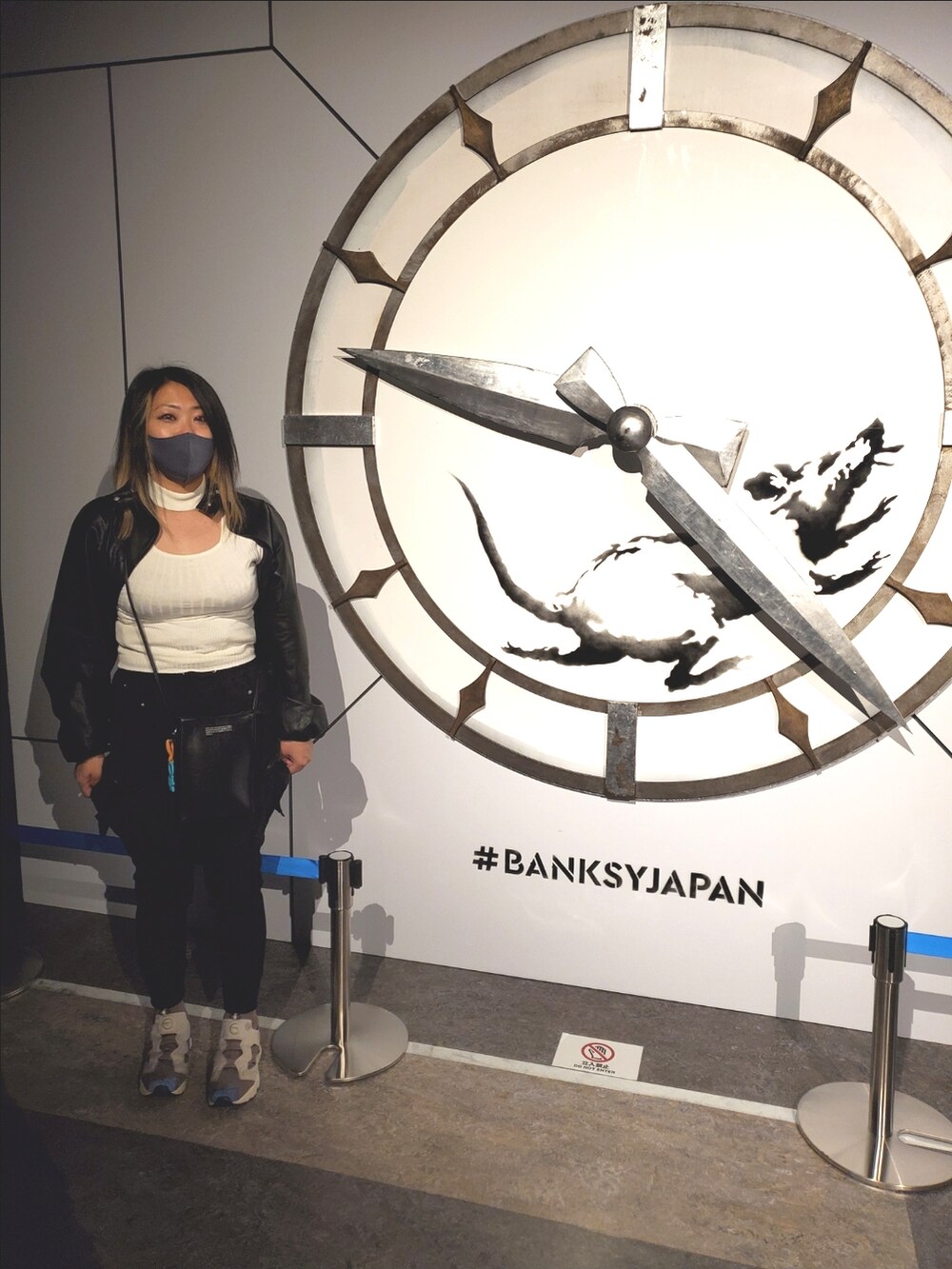 ブラック系のカーディガン/ボレロ、ブラック系のその他パンツ、グレー系のスニーカーを着用したレディースの夏コーディネートの2枚目の写真