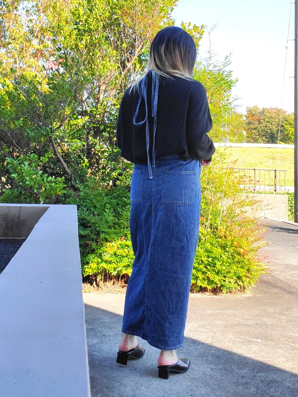「デニム、WEARハロウィン2022、antiqua、Lian、LVEU.」｜「LVEU.のDenim jumper skirt / デニムジャンパースカート（ジャンパースカート、ブルー系）」を使った、茶みこさん（レディース・165cm）の秋コーディネートの4枚目の写真