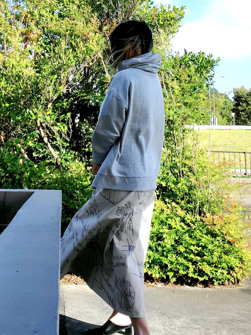 「秋ルック紹介するよ、スウェット、レザー、OSMOSIS、AMERI、amerivintage、Lian」｜「AmeriのUND JULIA FAKE LEATHER SKETCH SKIRT（スカート、ホワイト系）」を使った、茶みこさん（レディース・165cm）の秋コーディネートの5枚目の写真