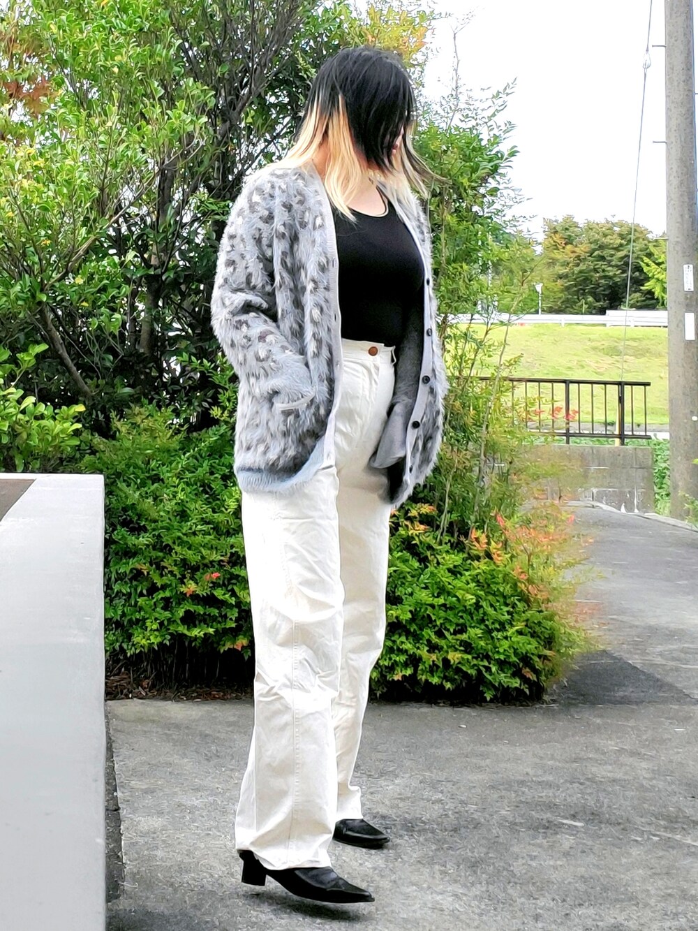グレー系のカーディガン/ボレロ、ホワイト系のカーゴパンツ、ブラック系のパンプスを着用したレディースの秋コーディネートの4枚目の写真