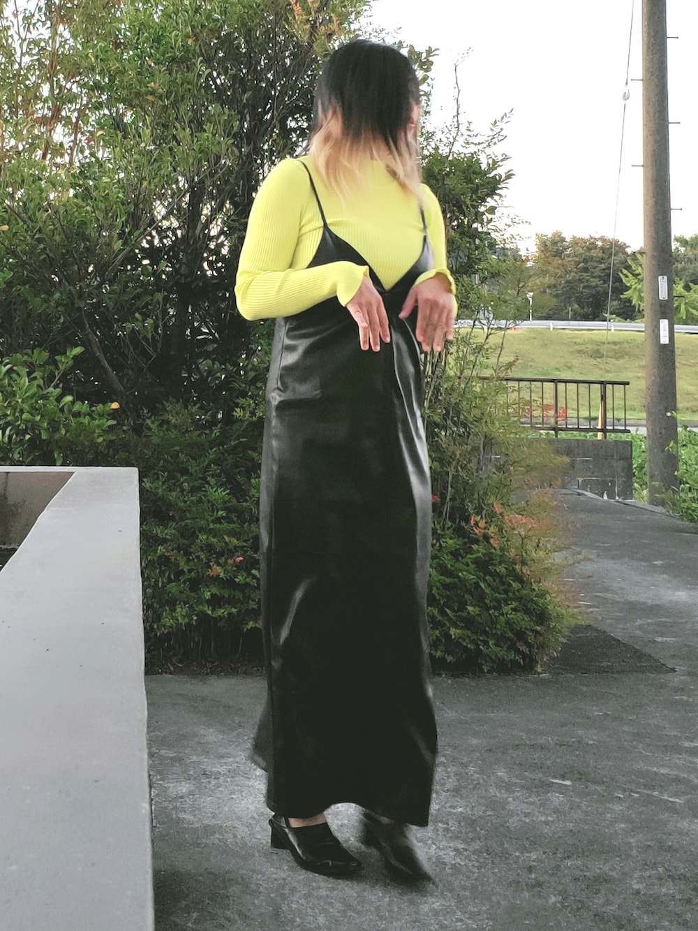 「WEARハロウィン2022、ロングワンピース、レザー、H&M、solace、Lian」｜「LIANのスクエアトゥブーティ（パンプス、ブラック系）」を使った、茶みこさん（レディース・165cm）の秋コーディネートの2枚目の写真