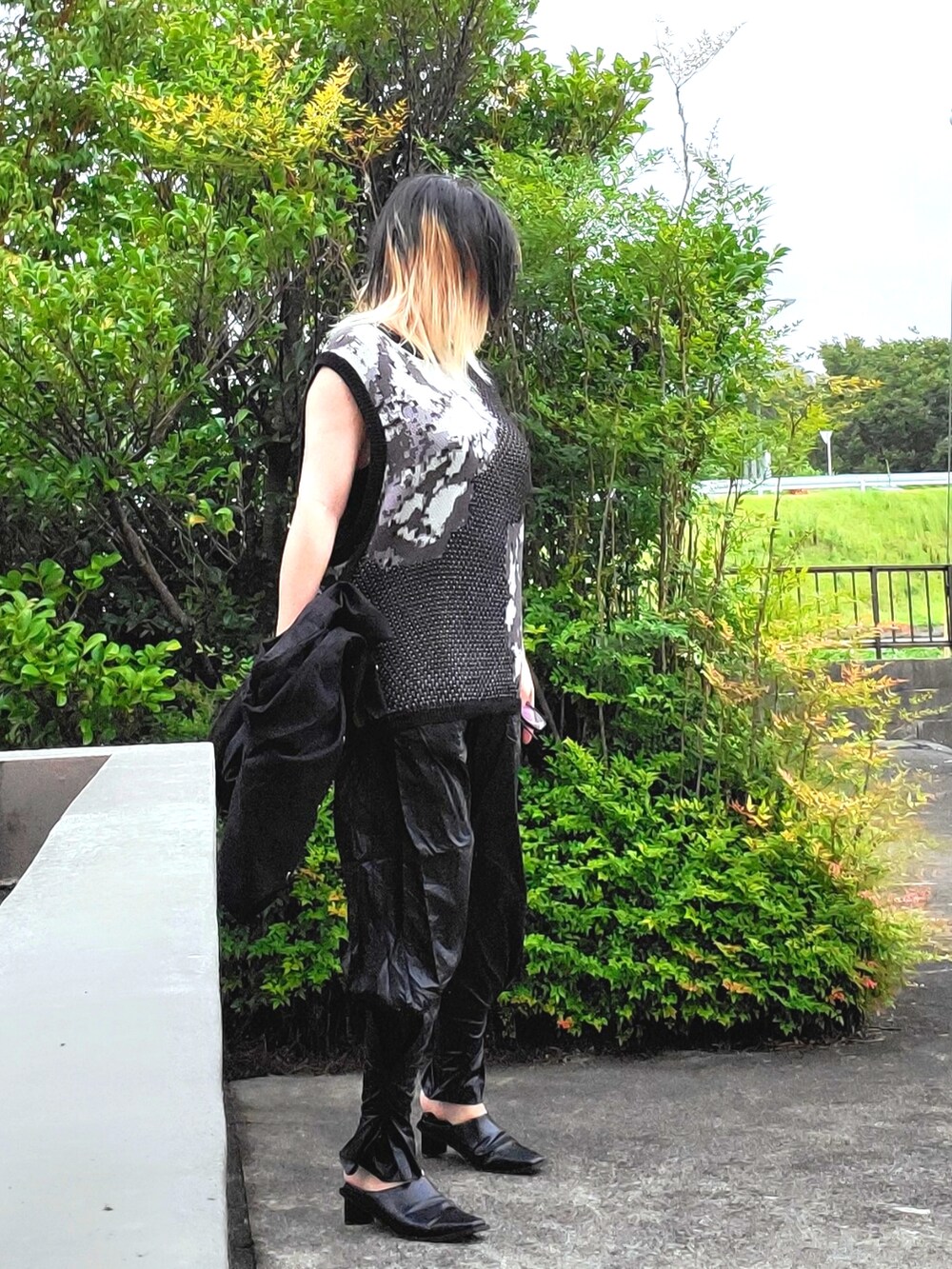 ブラック系のパンプス、ブラック系のパンツ、ブラック系のシャツ/ブラウスを着用したレディースの秋コーディネートの2枚目の写真