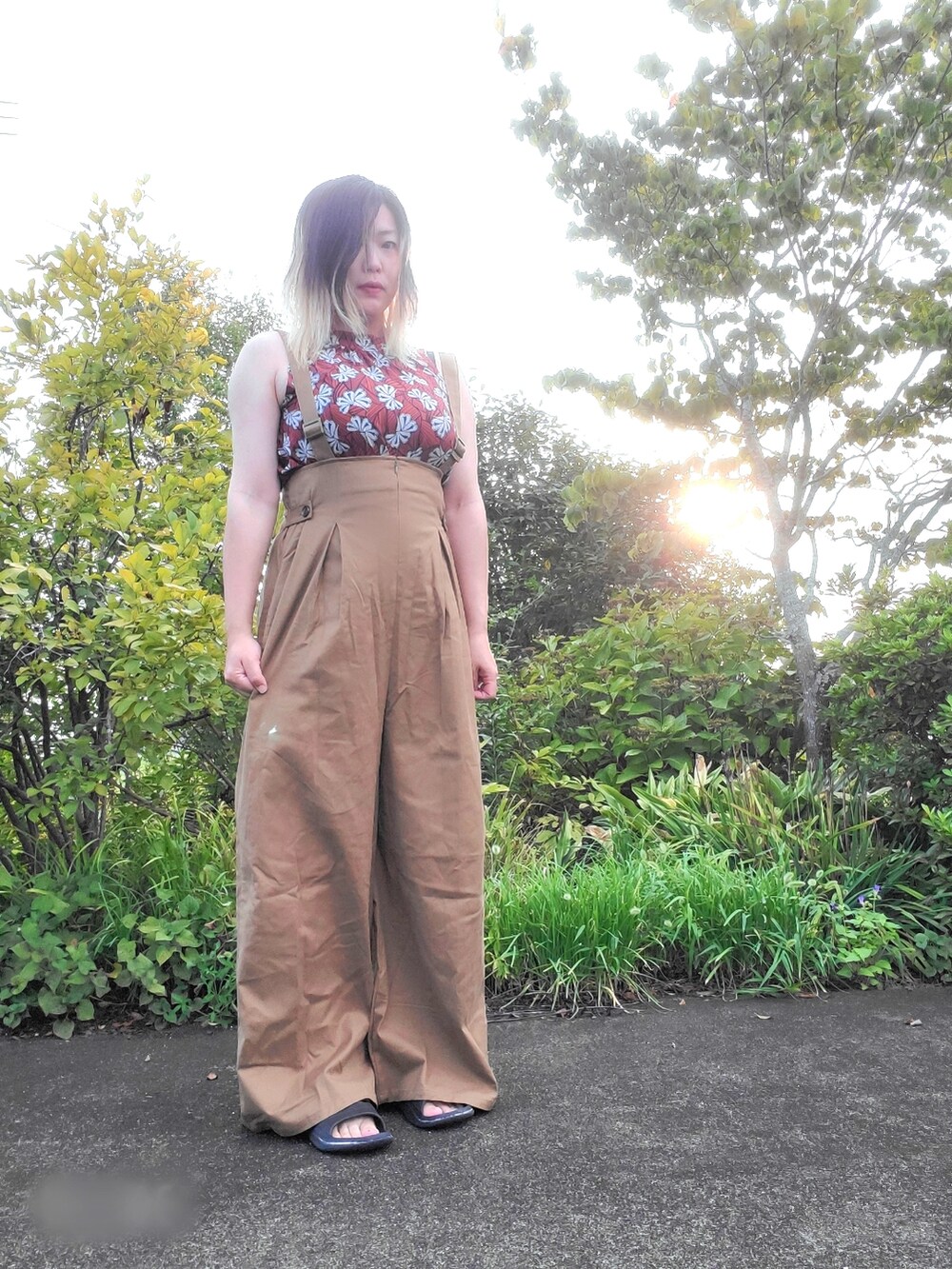 ブラウン系のシャツ/ブラウス、ブラウン系のブルゾン、ベージュ系のサロペット/オーバーオールを着用したレディースの夏コーディネートの3枚目の写真