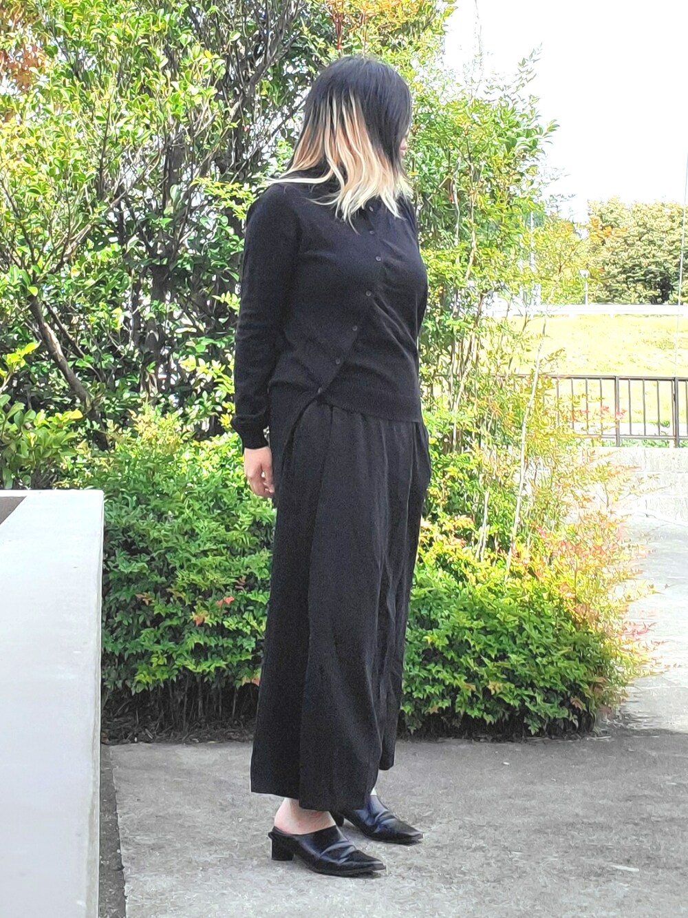 ブラック系のカーディガン/ボレロ、ブラック系のパンプス、ブラック系のその他パンツを着用したレディースの秋コーディネートの3枚目の写真