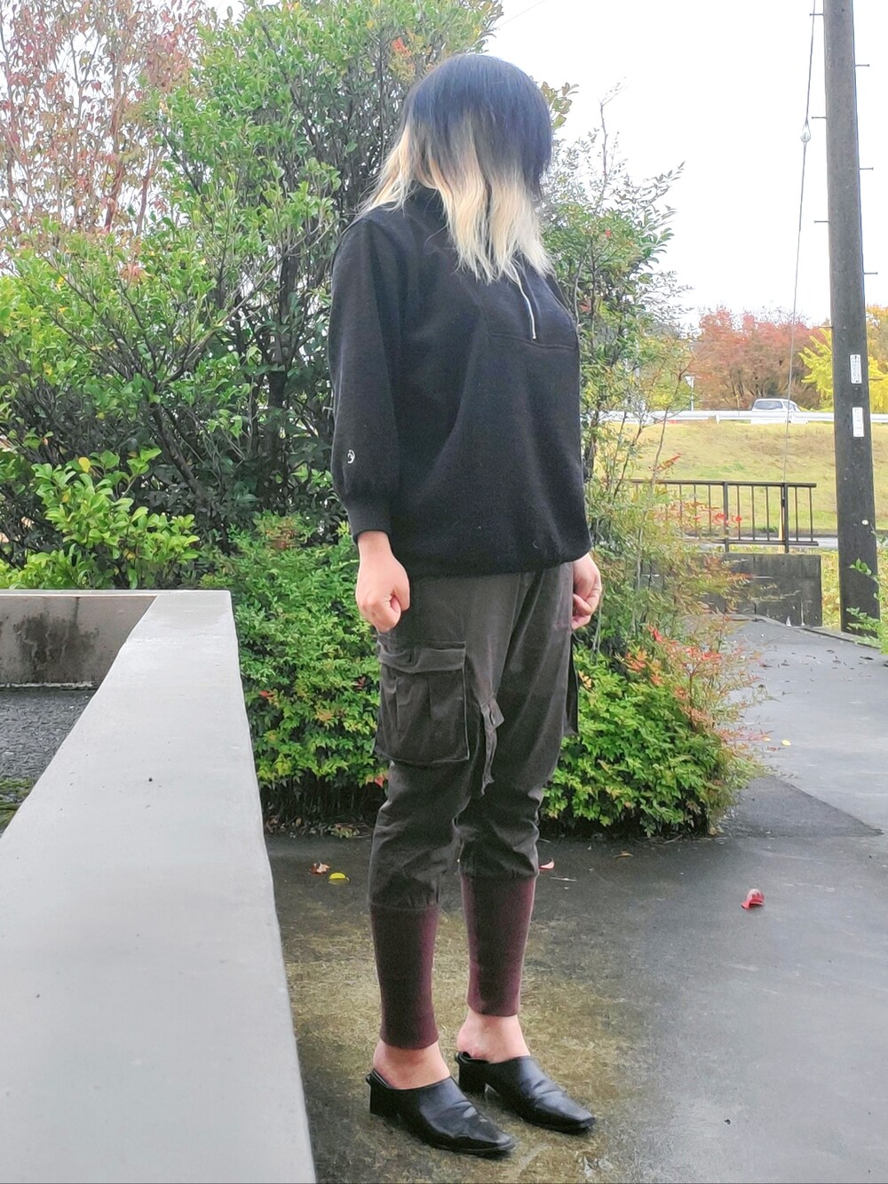 グリーン系のカーゴパンツ、ブラック系のパンプスを着用したレディースの秋コーディネートの4枚目の写真