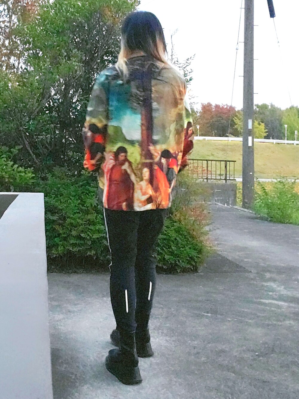 ブラック系のスリッポン、その他のナイロンジャケットを着用したレディースの秋コーディネートの5枚目の写真