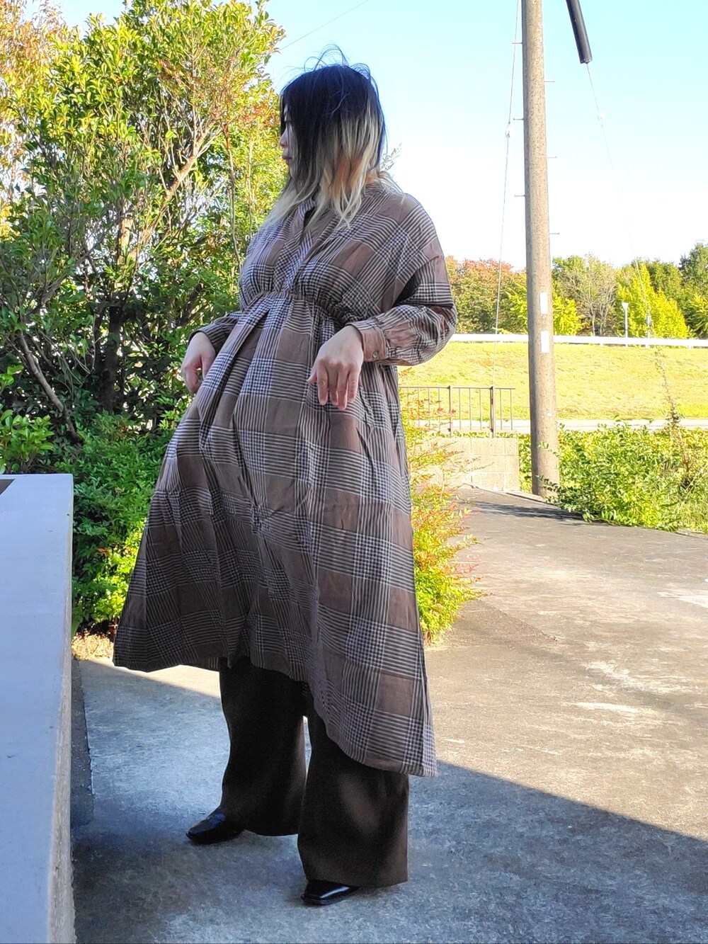 「チェック、ワンピース、ブラウン、URBAN RESEARCH DOORS、chuclla、Lian」｜「URBAN RESEARCH DOORSのチェックスキッパーワンピース（ワンピース、ブラウン系）」を使った、茶みこさん（レディース・165cm）の秋コーディネートの2枚目の写真