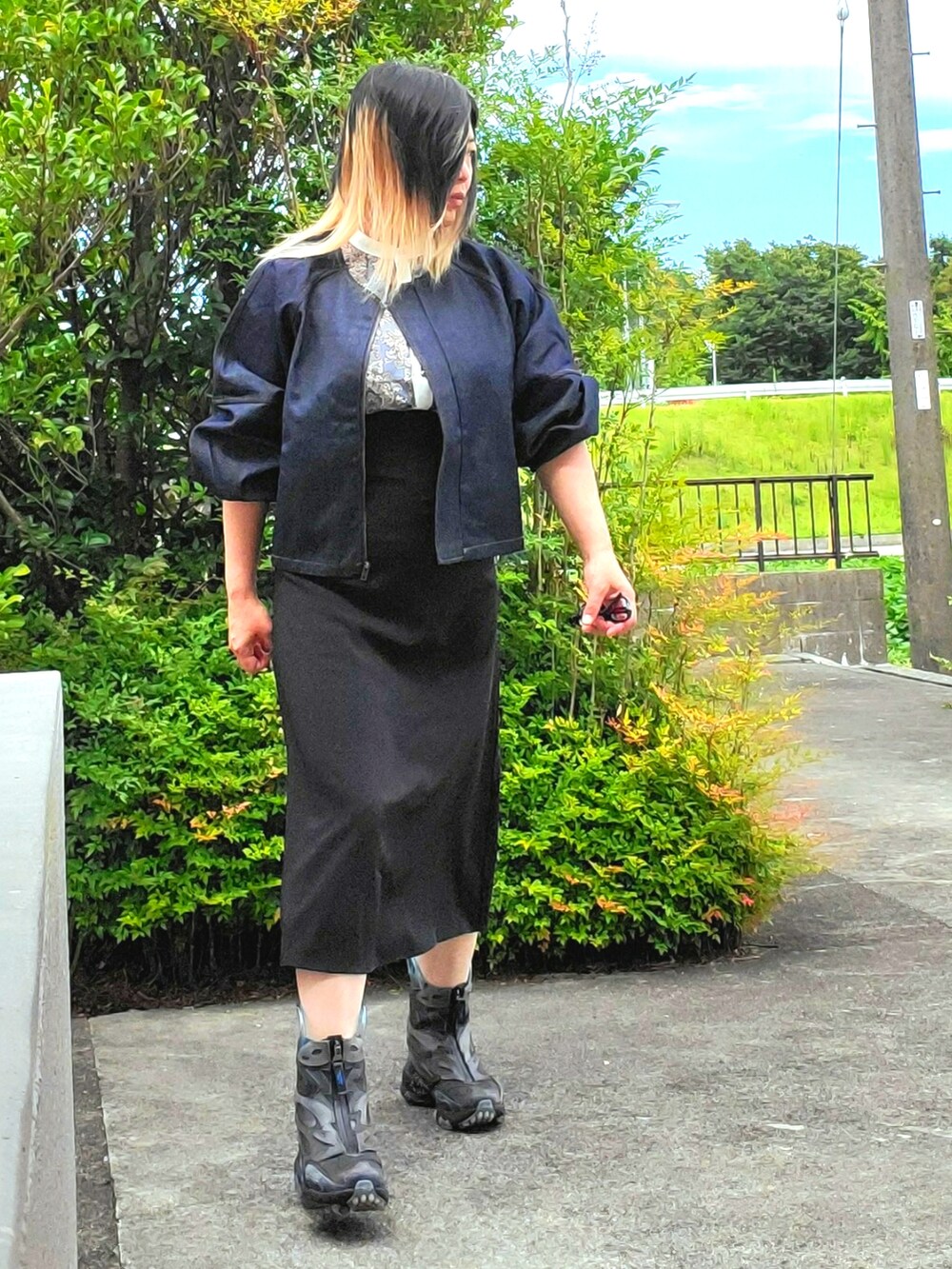 ブルー系のデニムジャケット、ブラウン系のワンピース、その他のシャツ/ブラウスを着用したレディースの秋コーディネートの2枚目の写真