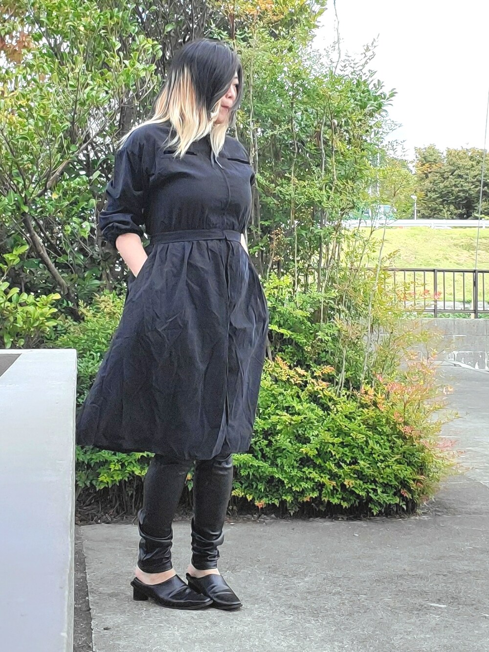 ブラック系のパンプス、ブラック系のその他パンツ、ブラック系のジャケット/アウターを着用したレディースの秋コーディネートの4枚目の写真