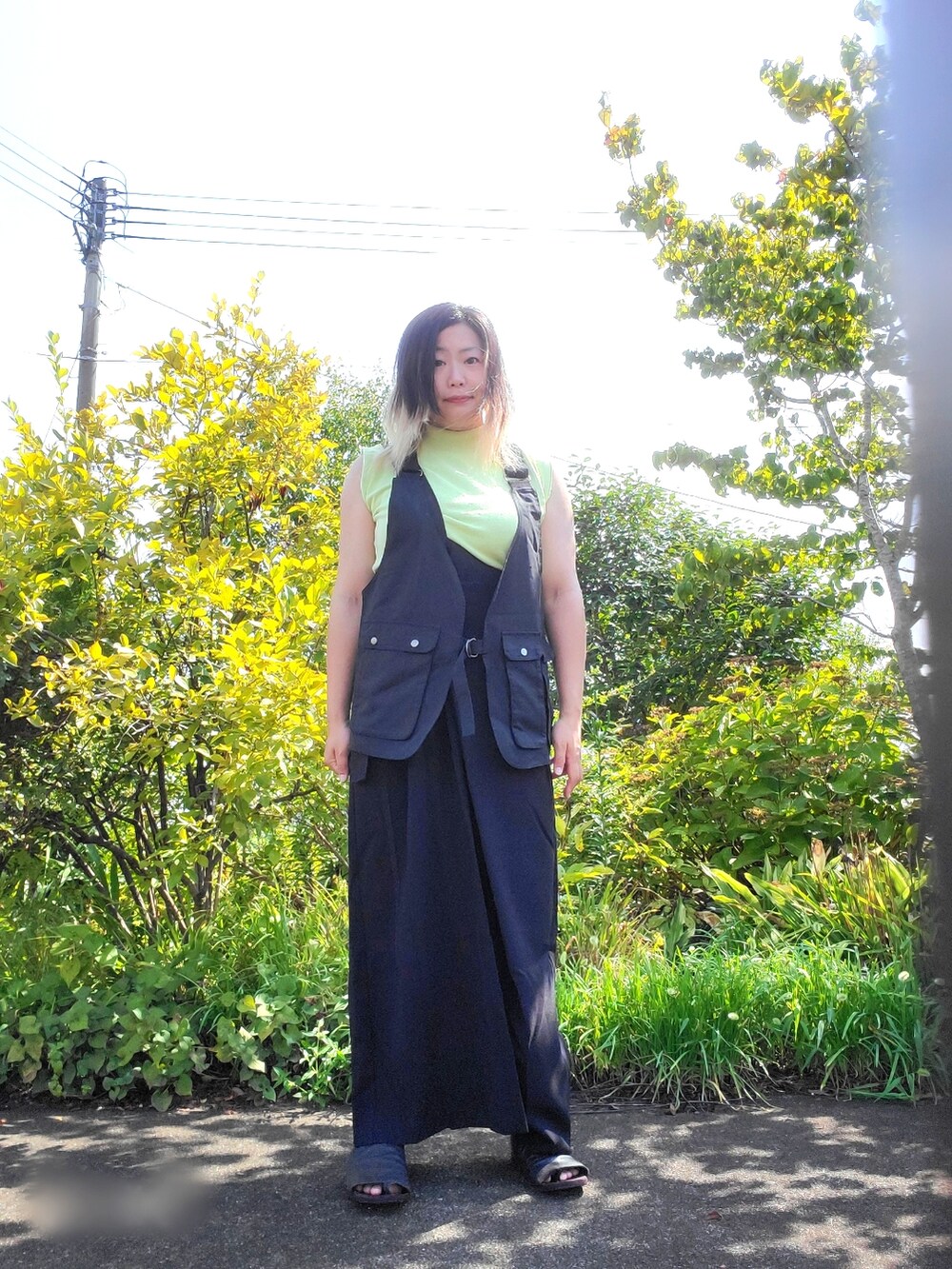 「センスオブプレイス、アンティカ、SENSEOFPLACE、antiqua、SENSE OF PLACE by URBAN RESEAR、フィッシングベスト、ワンショルダー、ワンショルダーサロペット、ライムグリーン」｜「prose verseのノースリーブニットタンク（ニット/セーター、グリーン系）」を使った、茶みこさん（レディース・165cm）の夏コーディネートの5枚目の写真