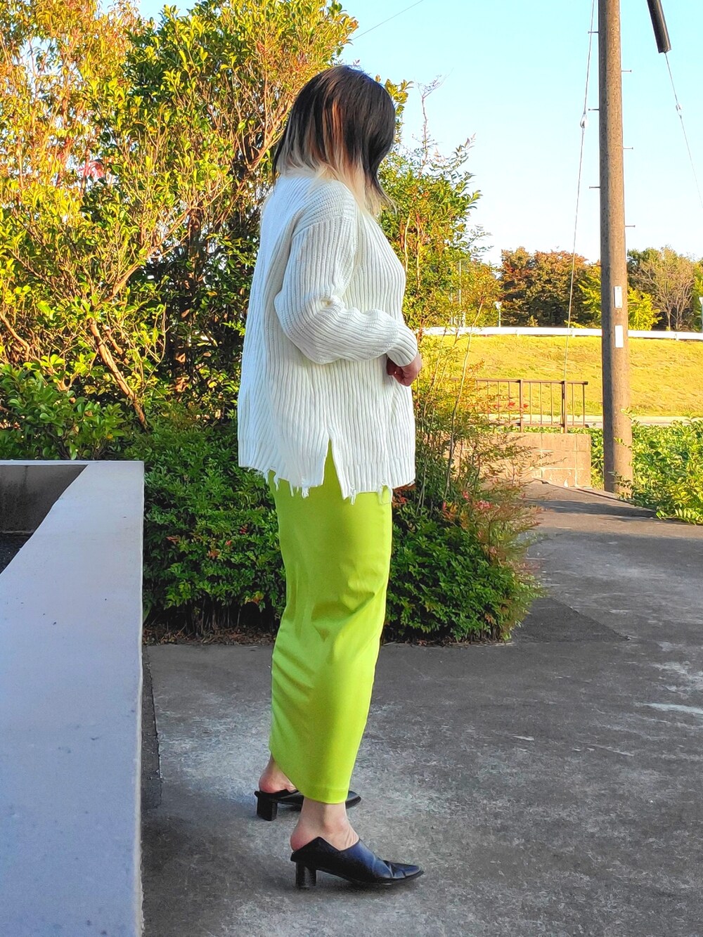 「WEARハロウィン2022、PAGEBOY、FRAY I.D、Lian、ニット、ダメージニット」｜「LIANのスクエアトゥブーティ（パンプス、ブラック系）」を使った、茶みこさん（レディース・165cm）の秋コーディネートの4枚目の写真