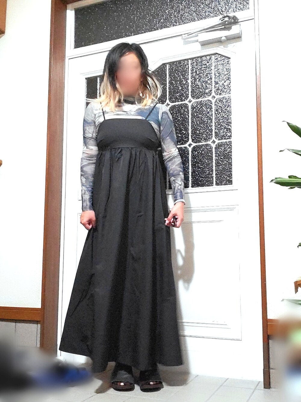 ブラック系のワンピース、ブルー系のTシャツ/カットソーを着用したレディースの秋コーディネートの2枚目の写真