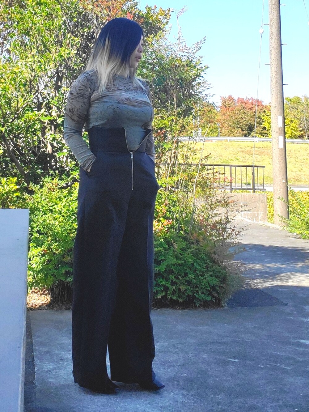 ブラック系のその他パンツ、ブラック系のパンプス、グリーン系のTシャツ/カットソーを着用したレディースの秋コーディネートの5枚目の写真