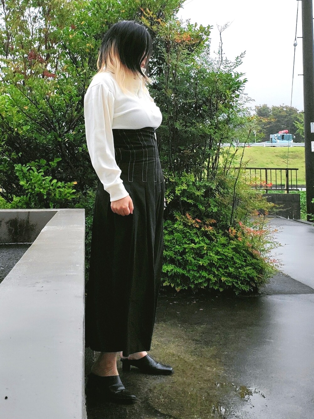 「AMERI、amerivintage、KBF、Lian、モノトーン、ハーフジップ」｜「LIANのスクエアトゥブーティ（パンプス、ブラック系）」を使った、茶みこさん（レディース・165cm）の秋コーディネートの5枚目の写真