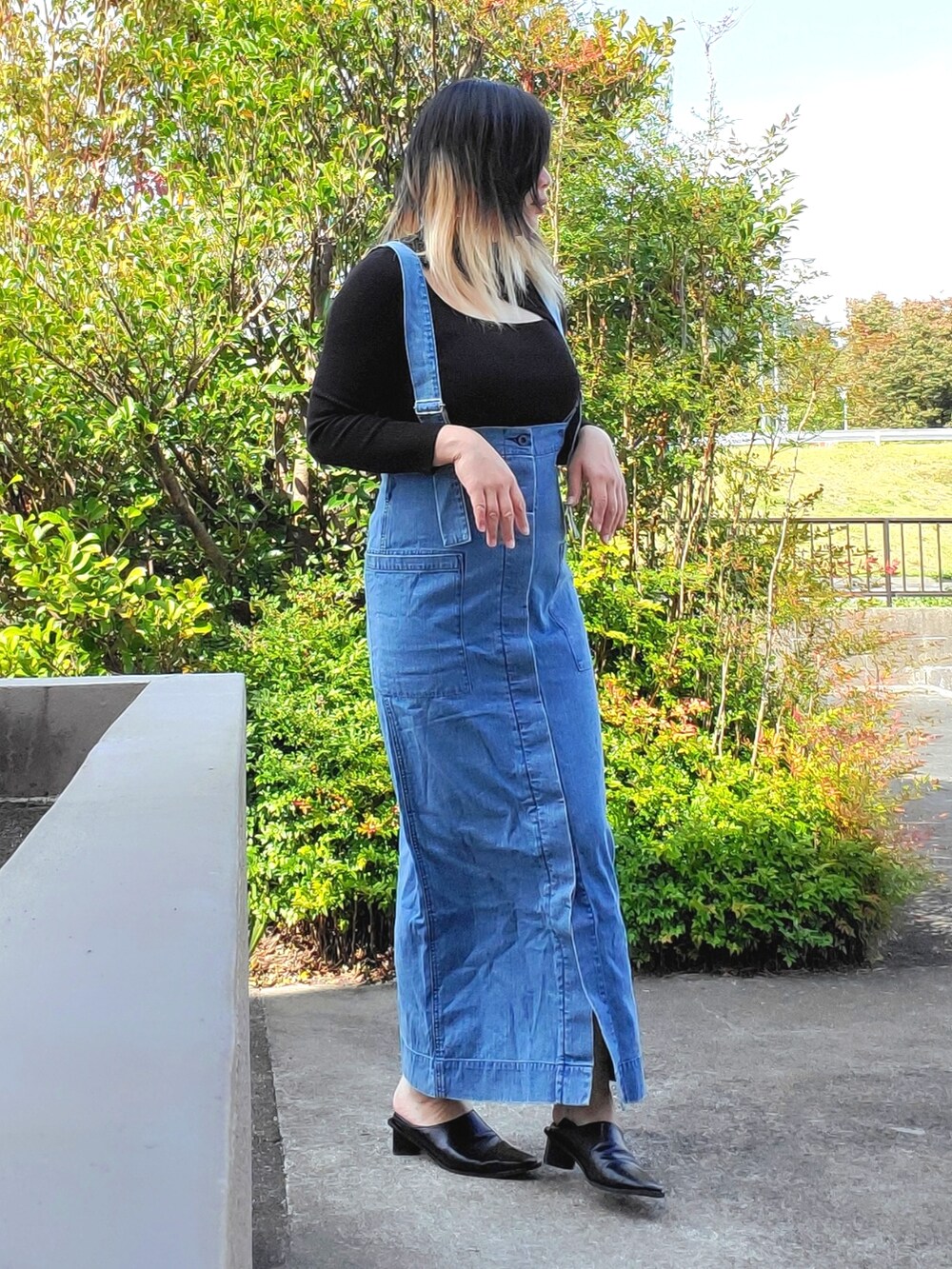 「WEARハロウィン2022、murua、johnbull、Lian、デニム、ジャンパースカート、マキシ丈ワンピース」｜「LIANのスクエアトゥブーティ（パンプス、ブラック系）」を使った、茶みこさん（レディース・165cm）の秋コーディネートの2枚目の写真